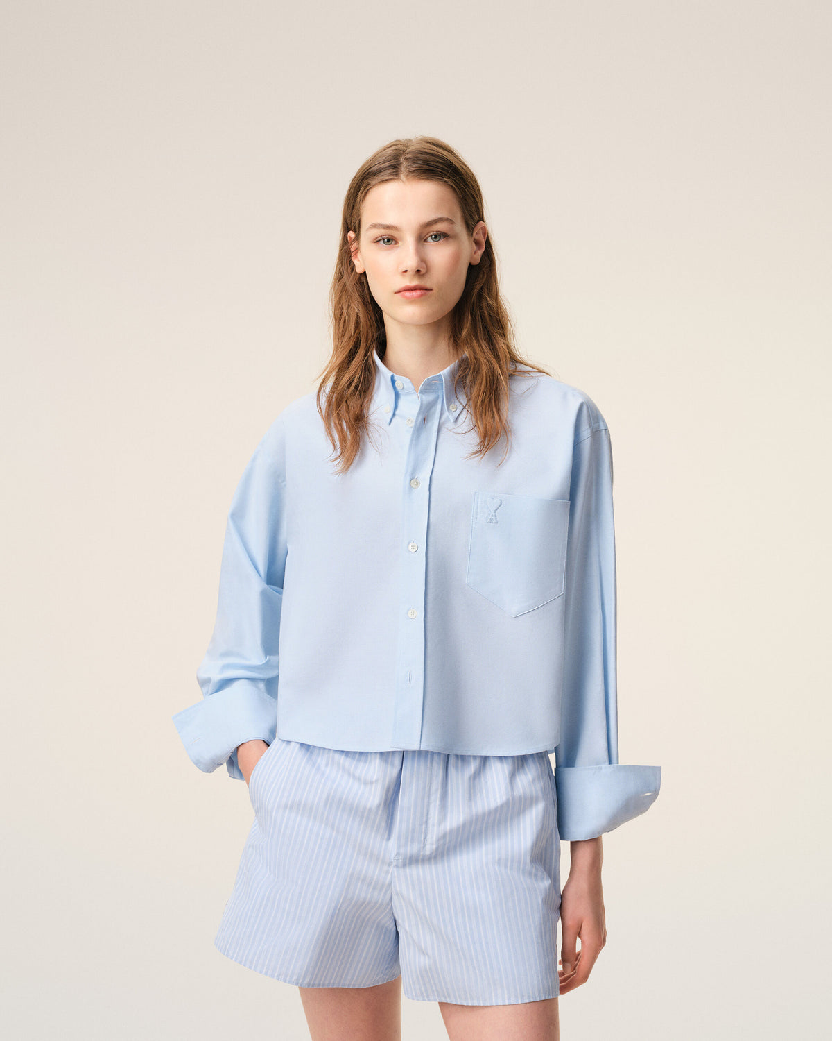 Blue cropped cotton shirt with embossed Ami de Coeur - 3
