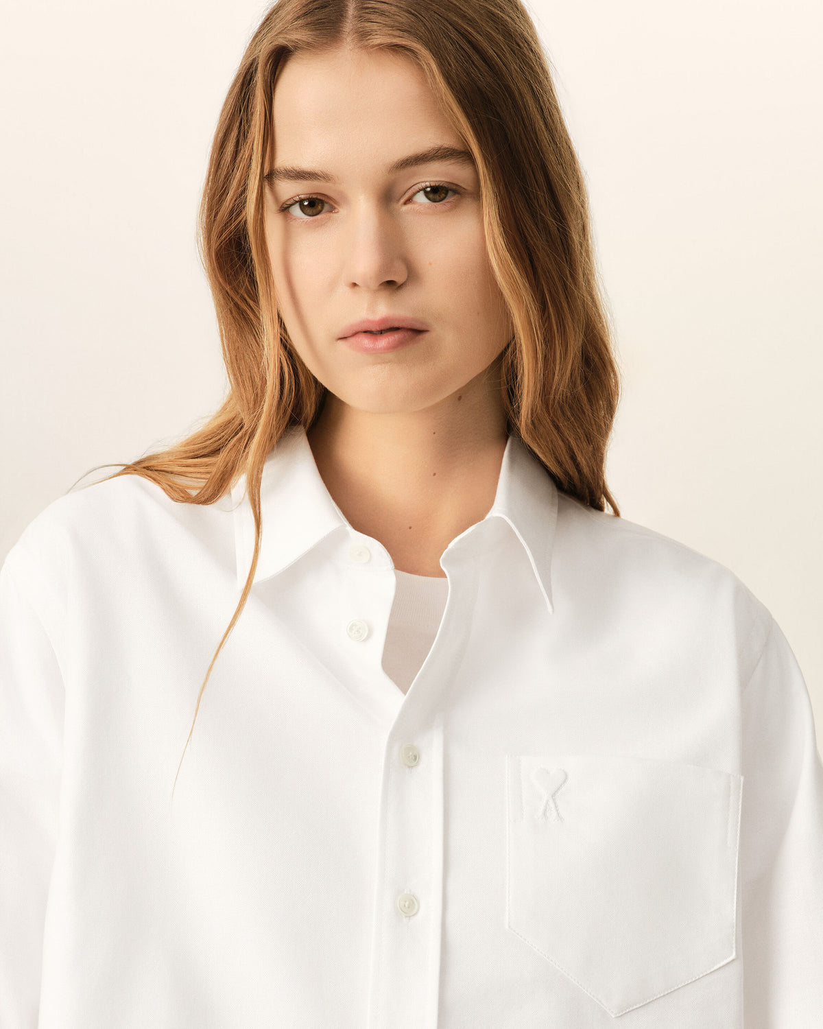 White cotton cropped shirt with embossed Ami de Coeur - 4