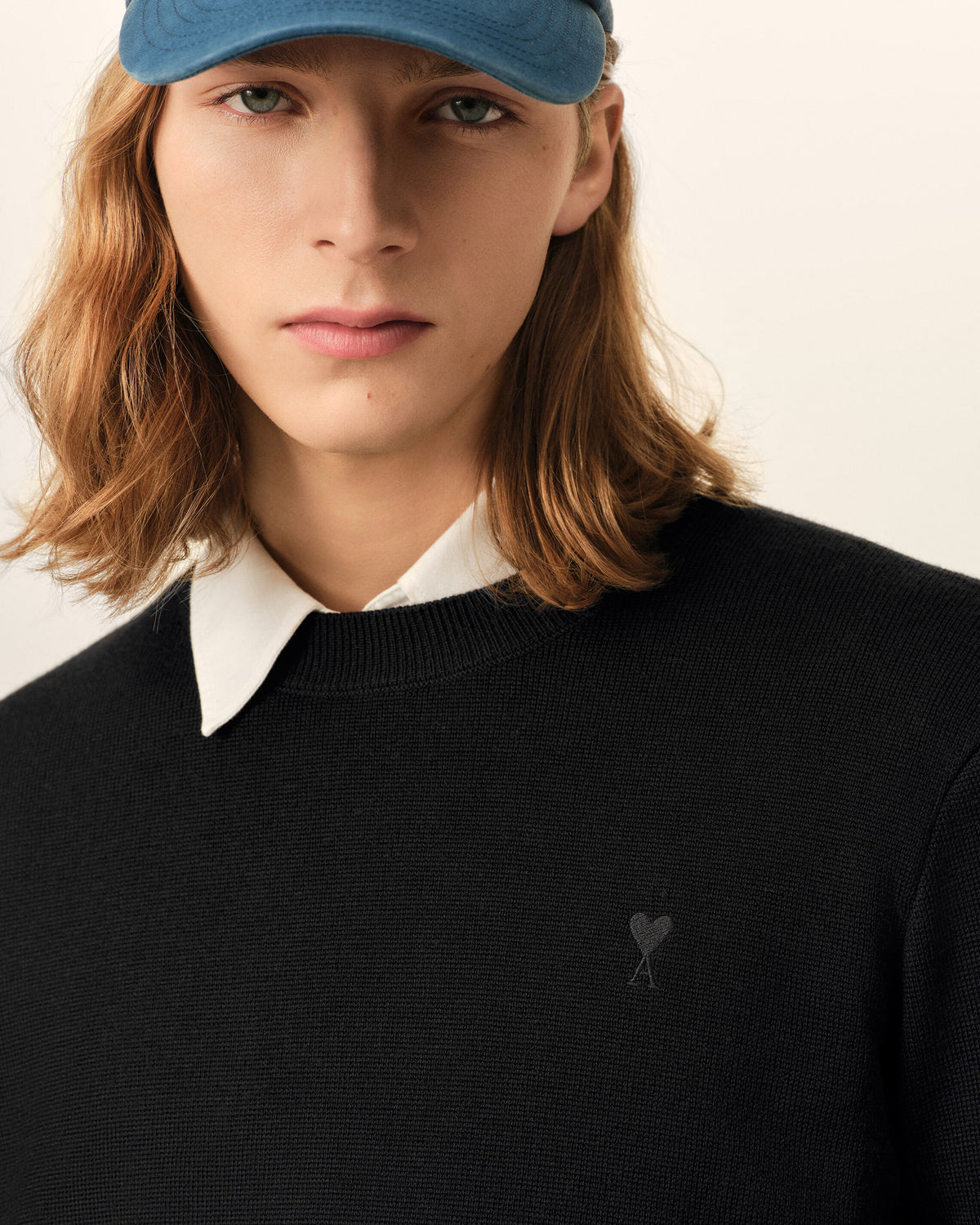 Black crewneck wool sweater with Ami de Coeur - 4