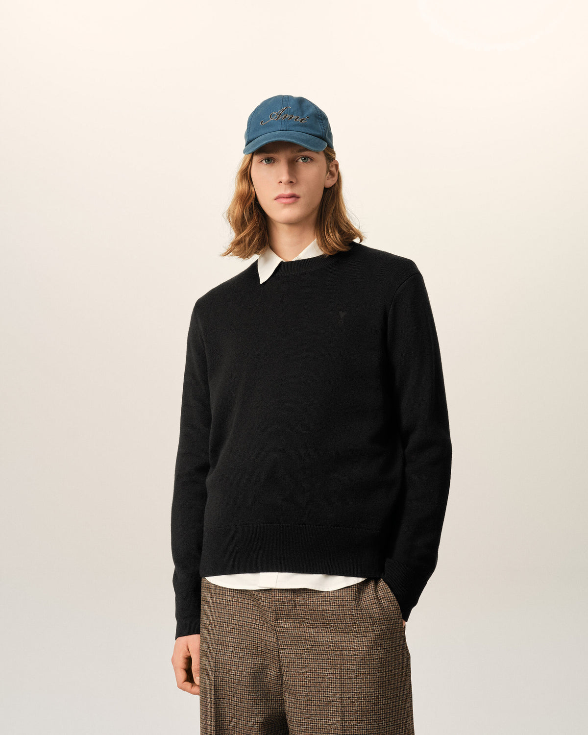 Black crewneck wool sweater with Ami de Coeur - 2