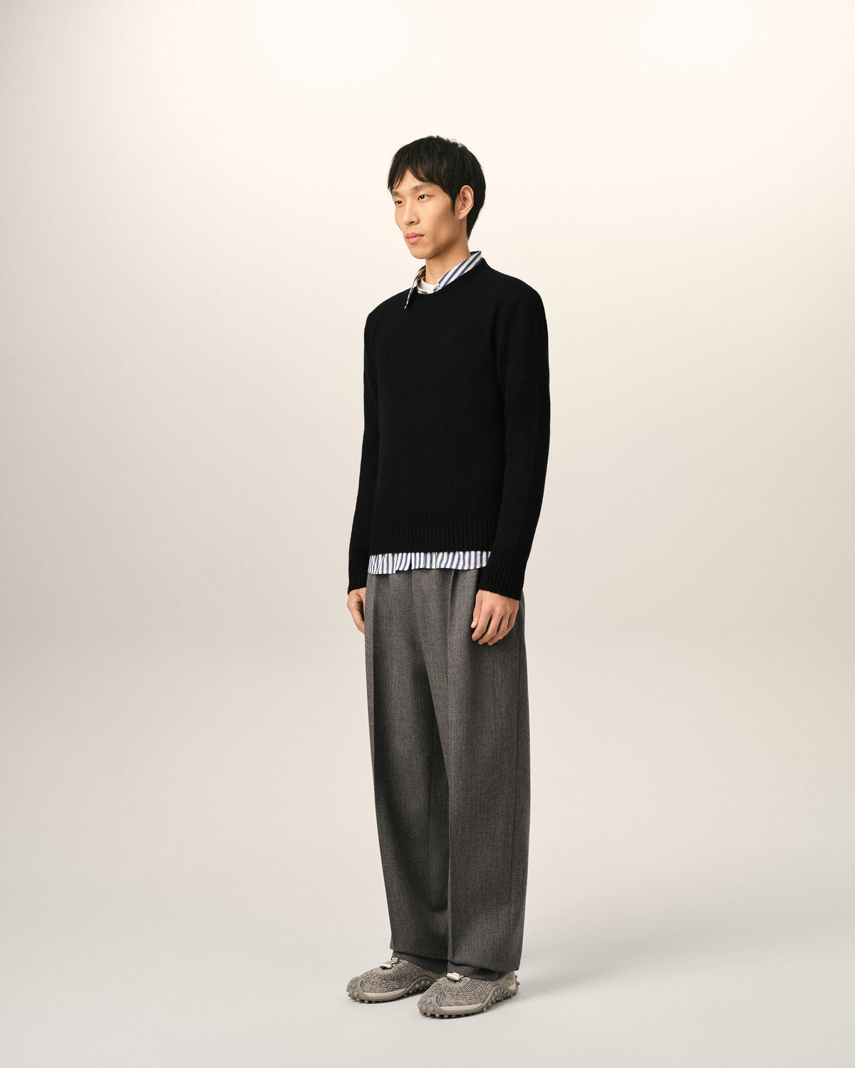 Black crewneck cashmere sweater with Ami de Coeur - 6