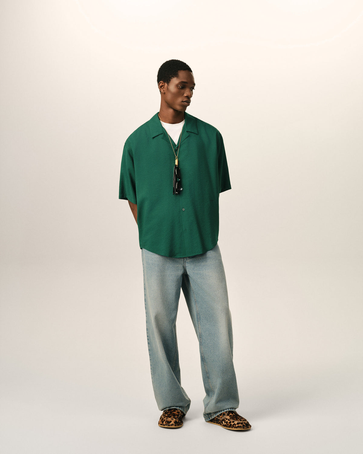 Camisa boxy de sarga de viscosa verde de manga corta - 3