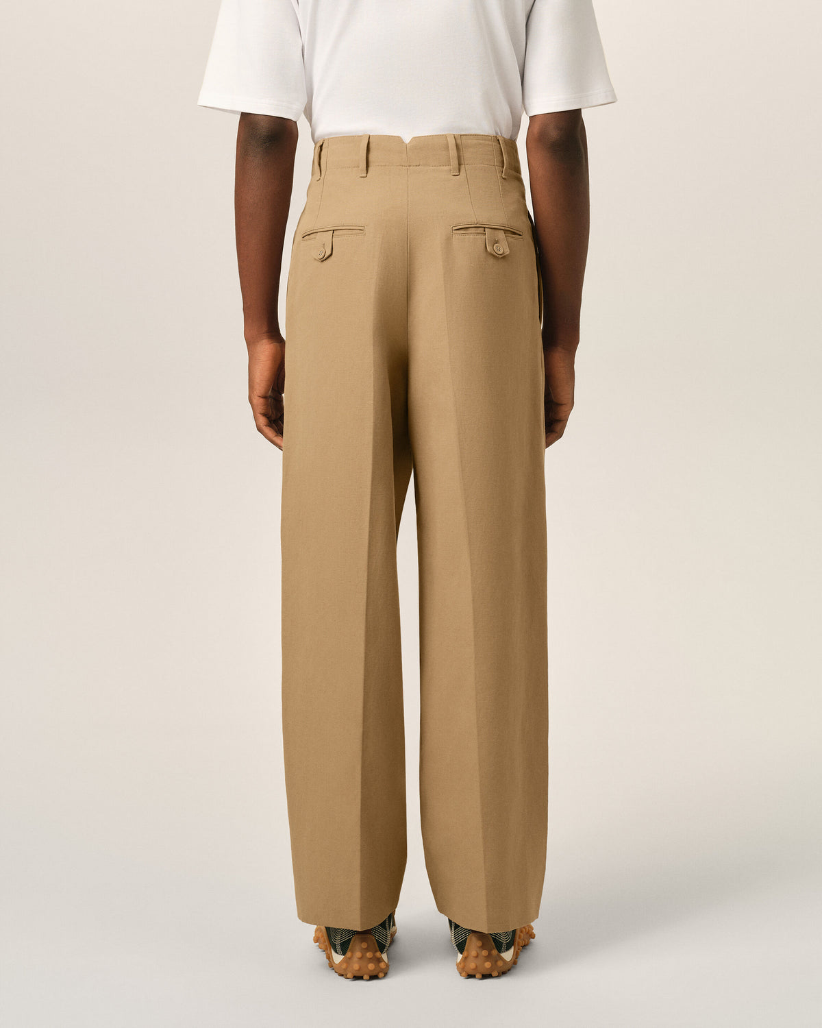 Pantalón carrot fit de talle alto en algodón y lino beige - 4