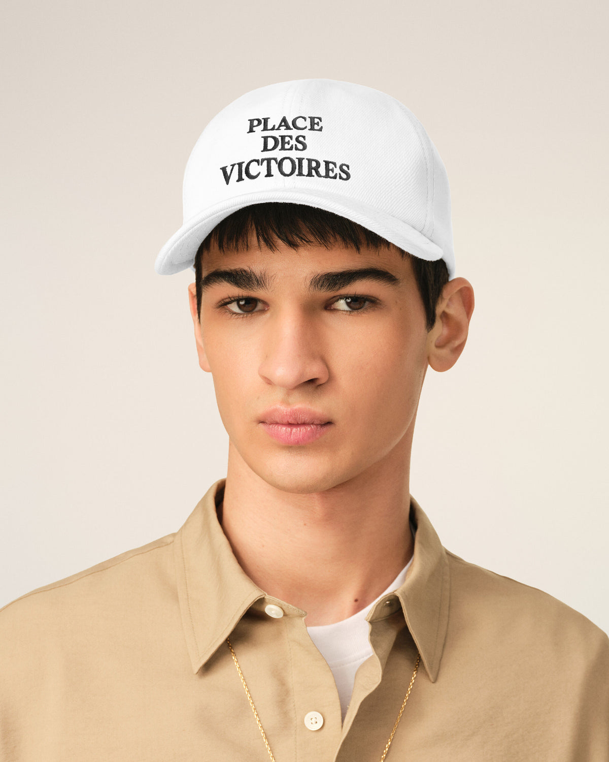Cappellino in cotone bianco con stampa "Place des Victoires" - 2