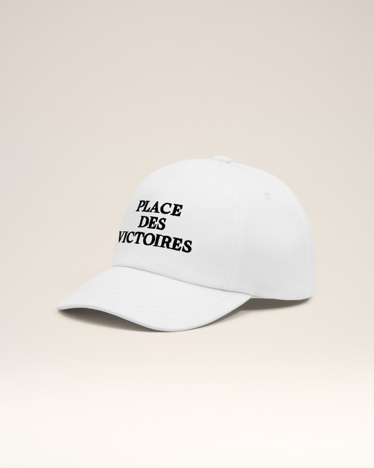 Cappellino in cotone bianco con stampa "Place des Victoires" - 7