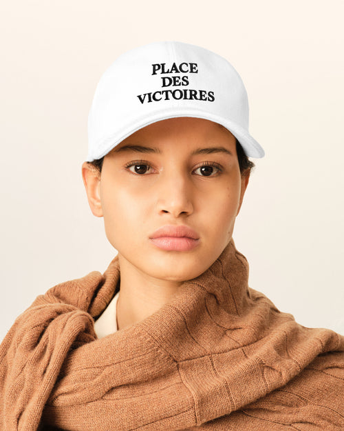                             White cotton cap with "Place des Victoires" print - 3                         - Ami Paris