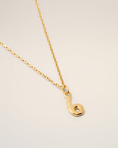 Collana con pendente “6” in ottone dorato martellato - Donna - 7 - AMI Paris - Ami Paris