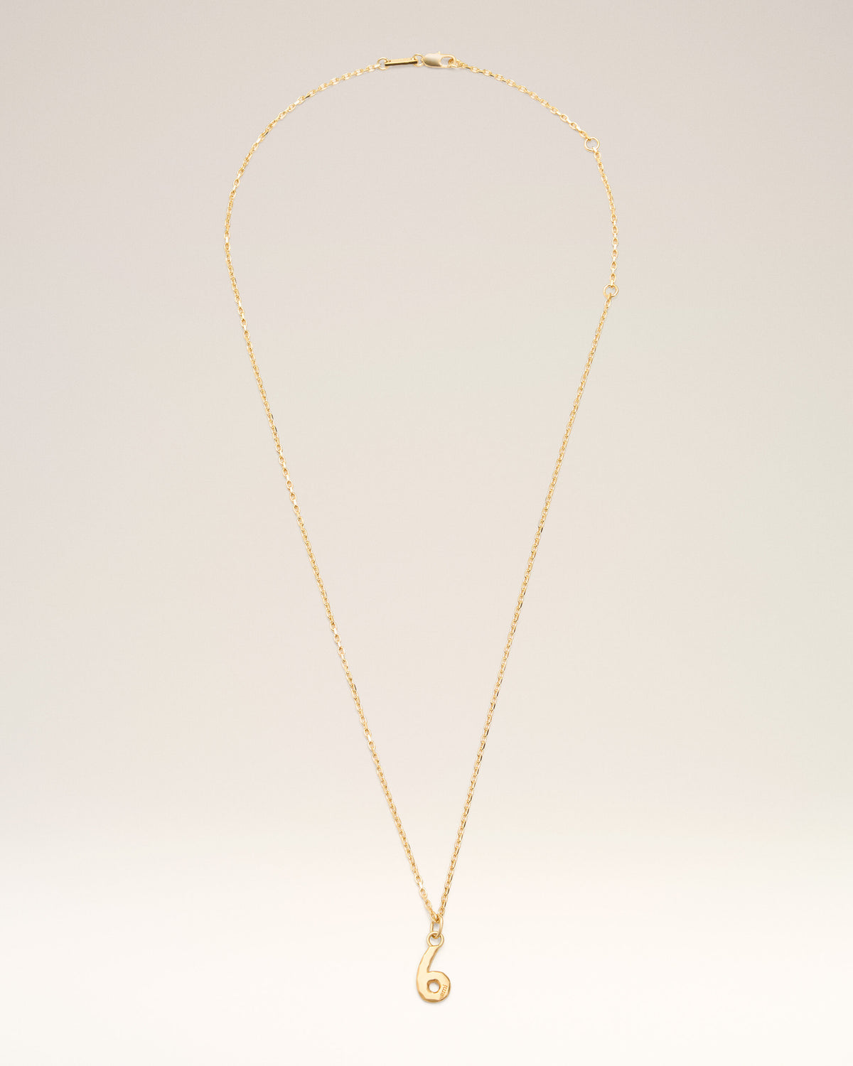 Collana con pendente “6” in ottone dorato martellato - 1