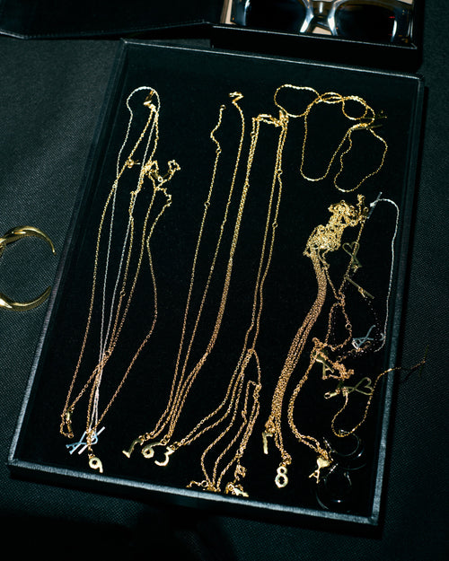 Collana con pendente “6” in ottone dorato martellato - Uomo - 4 - AMI Paris - Ami Paris