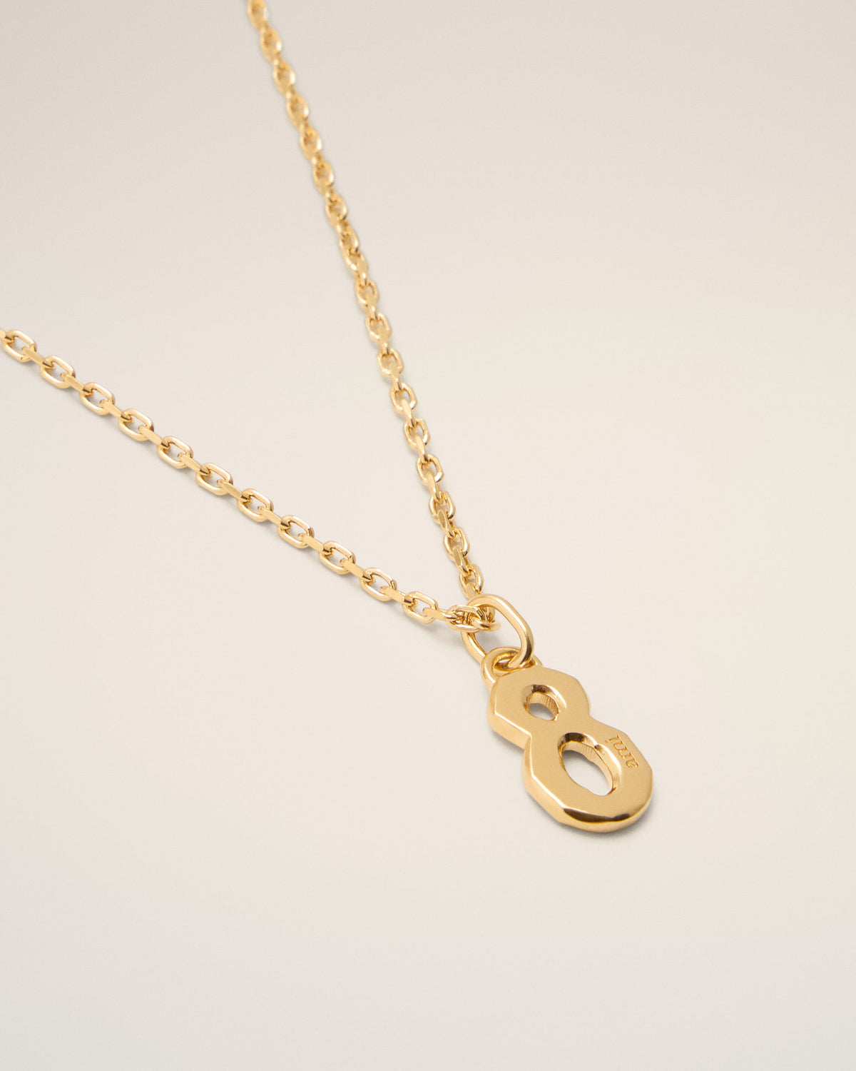 Collar con colgante "8" martillado de latón dorado - 3