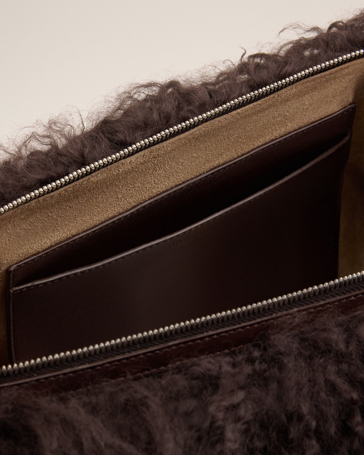 Petit sac crossbody Etienne marron en shearling d