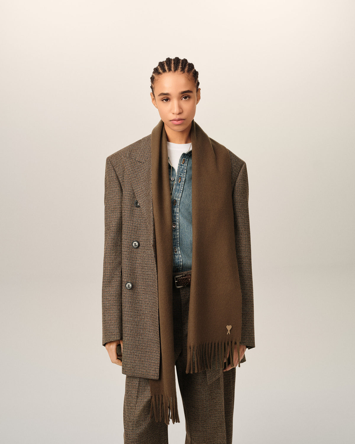 Brown wool scarf with Ami de Coeur patch - 5