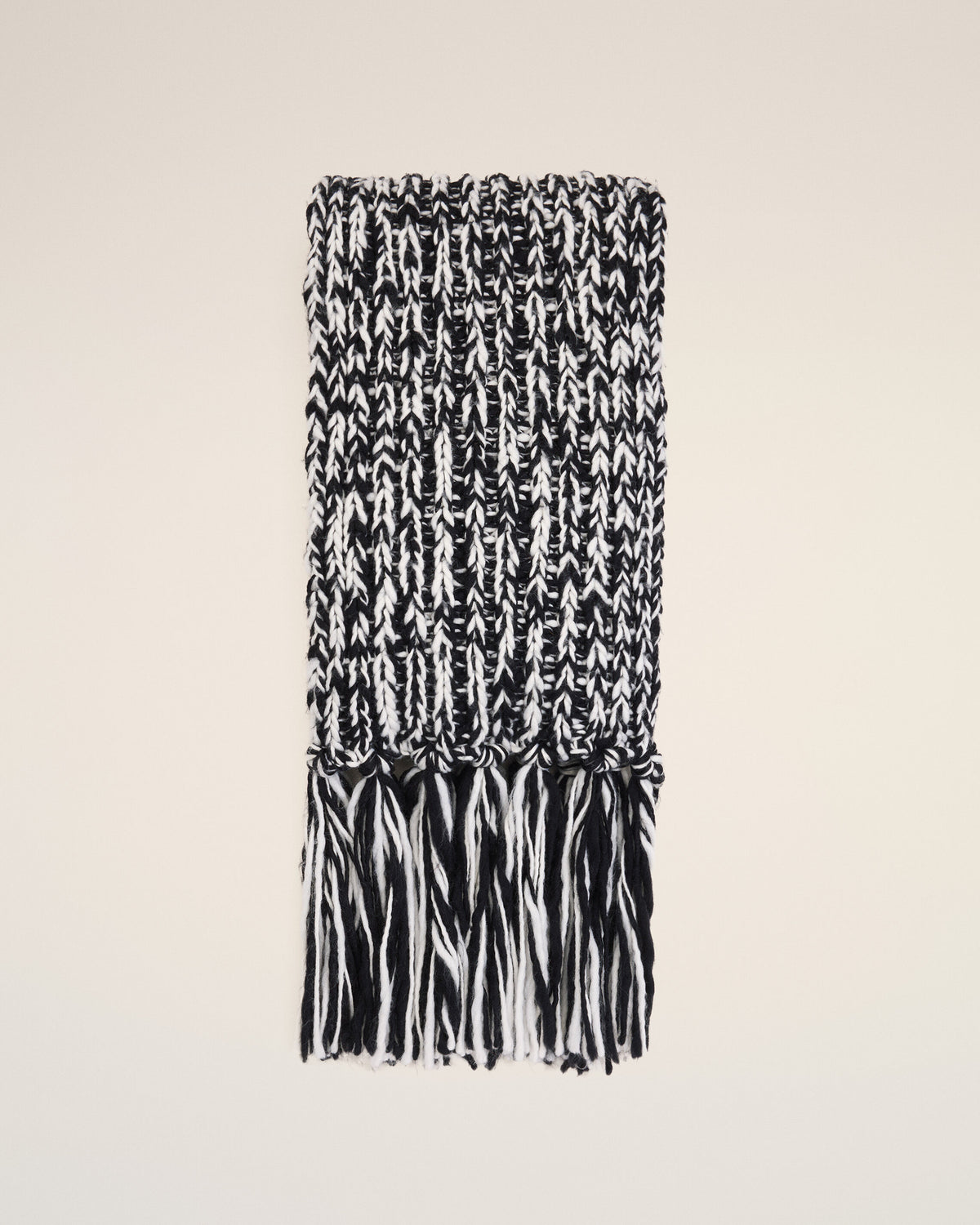 Echarpe bicolore noire et blanche en laine - 1
