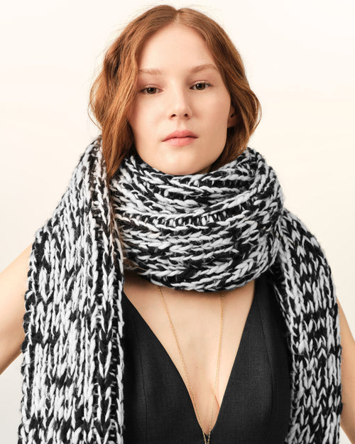                                     Bicolor black and white wool knit scarf - 3                                 - Ami Paris