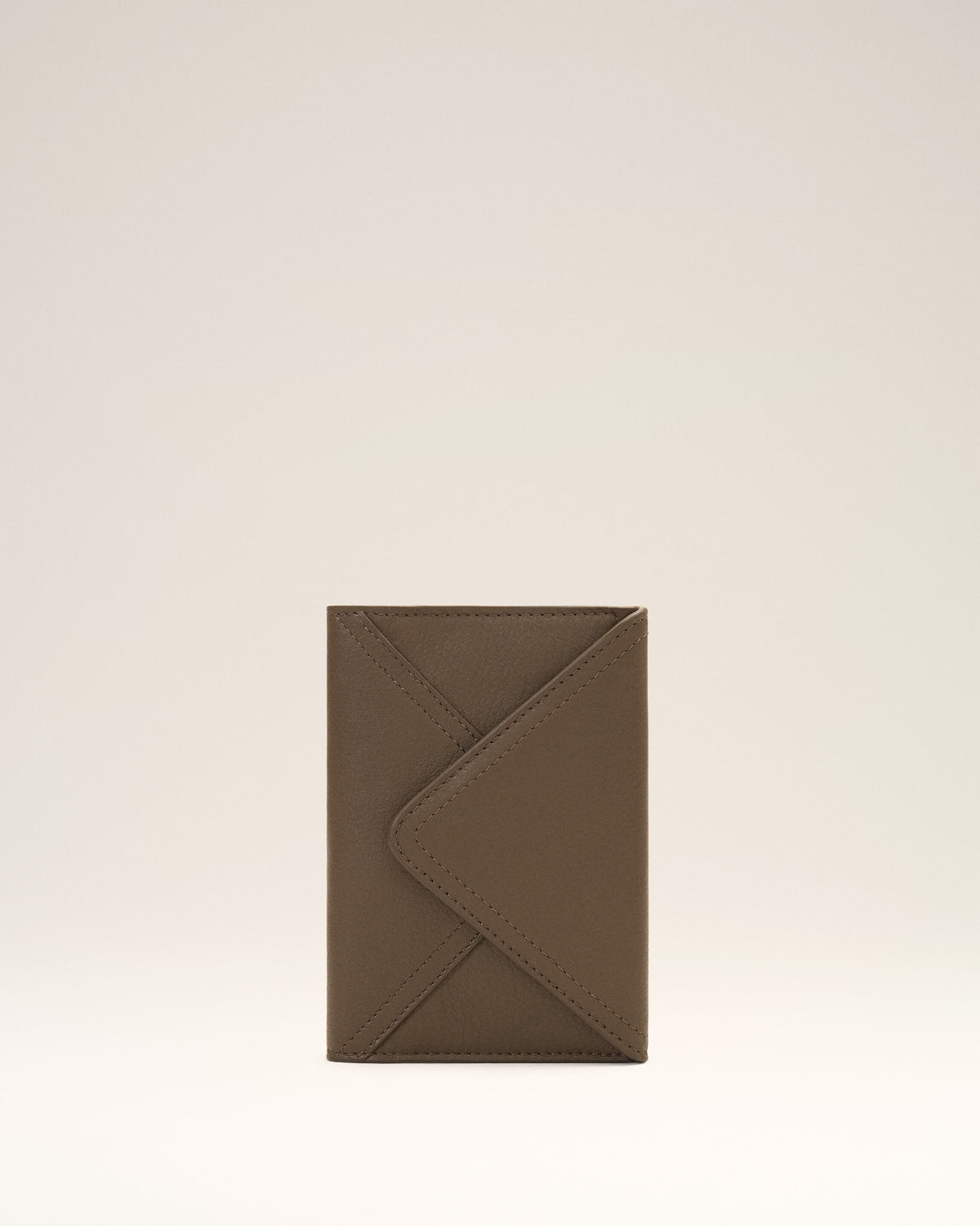 Porte passeport enveloppe Etienne marron en cuir de taurillon - 4